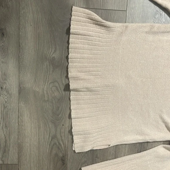 Elizabeth and James Women's Scoop neck sweater, Size XS - Picture 4 of 10